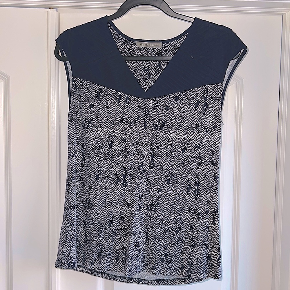 Womens cap sleeve top. Size small
